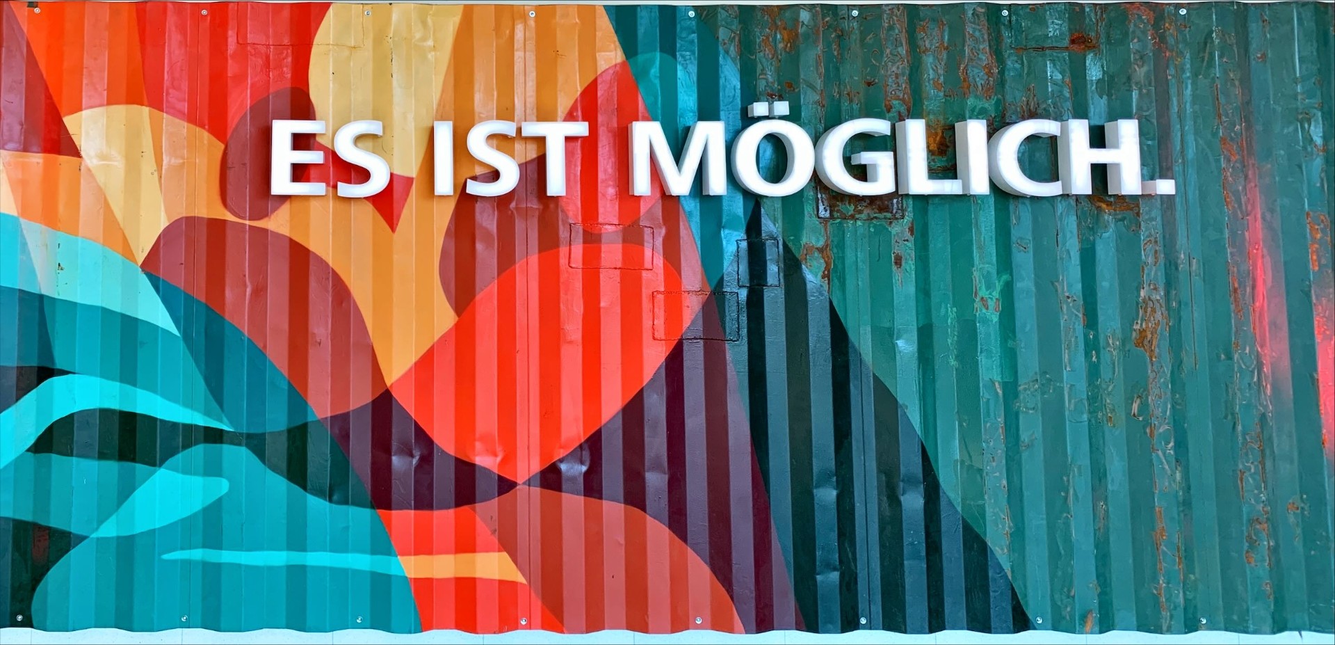 Container wall mural with the phrase Es ist möglich.
