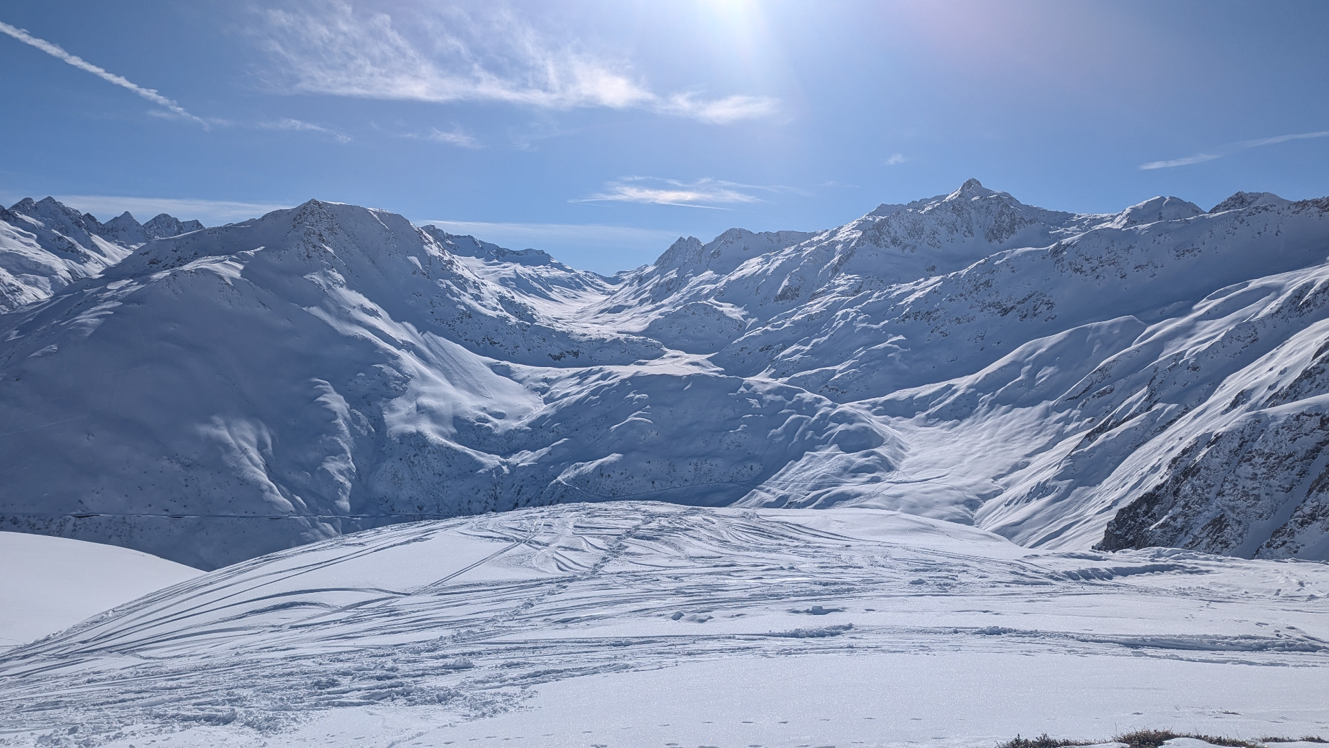 A wide snow-covered mountain range — photographed by Désirée S.