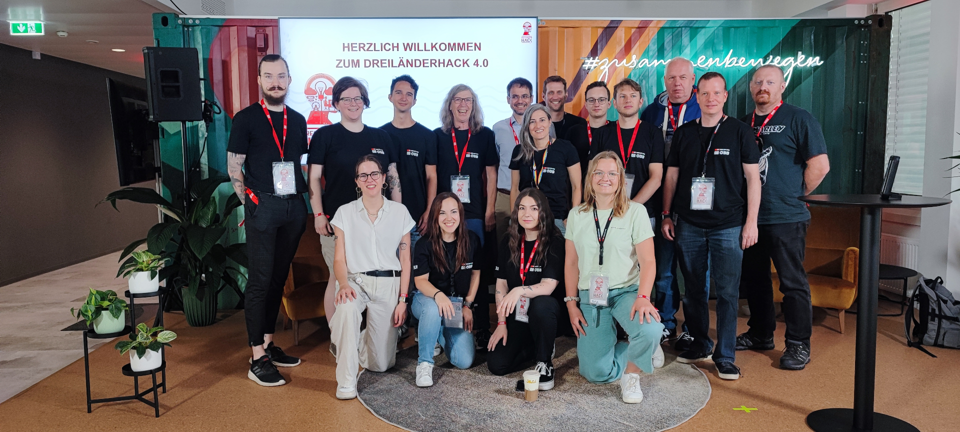 Dreiländerhack 4.0 official group photo in front of the welcome screen.